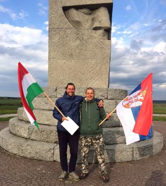 Kornél és Csaba magyar és szerb zászlóval a grünwaldi csata (1410) emlékművénél