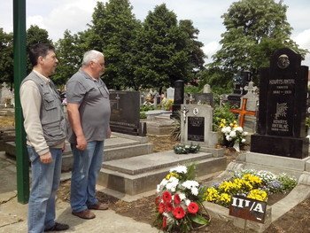 Varga Flórián, a Szirmai Károly Magyar Művelődési Egyesület elnöke és Ádám István, az Első Helyi Közösség tanácselnöke megkoszorúzza a sírt