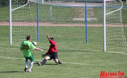 Az Óbecsén játszó Mihalecz Sándor vezető gólja a Székelyföld elleni elődöntőben (fotó: Isó Balázs)