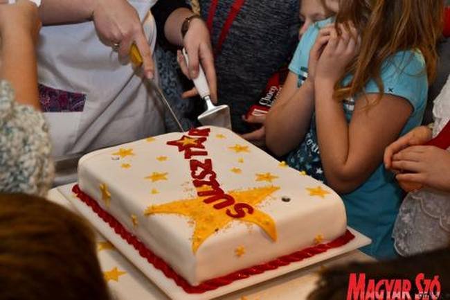 A szervezők születésnapi tortával kedveskedtek az idei jubiláris X. Sulisztáron (Kis Laura felvétele)